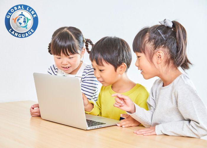 Khi dạy tiếng Anh cho trẻ hãy cho trẻ học tập thường xuyên hơn và lặp lại nhiều lần