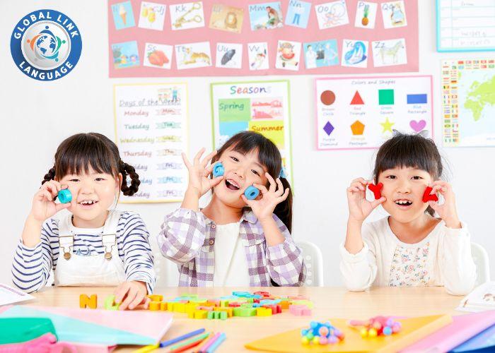 Để trẻ có hứng thú học tiếng Anh hãy tạo một môi trường học tập tích cực cho trẻ