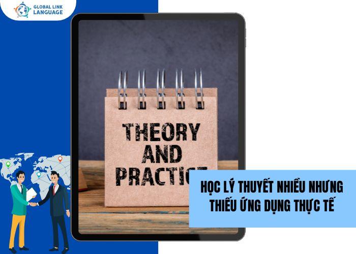 Người đi làm khi học tiếng Anh đang học nhiều lý thuyết mà thiếu tiếng Anh giao tiếp thực tế