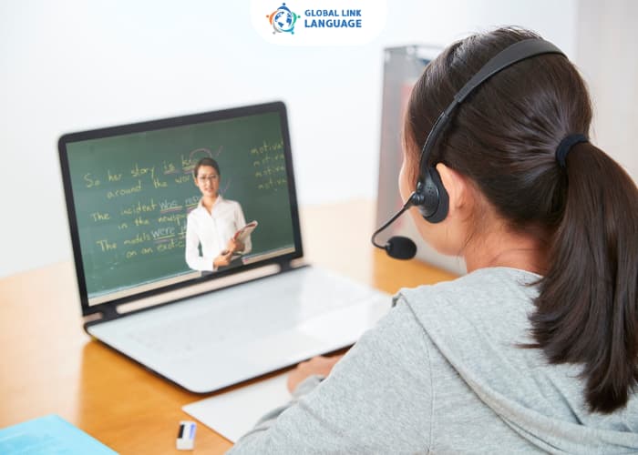 Khóa tiếng Anh giao tiếp Online tại Global Link Language lựa chọn nội dung gần gũi, thực tế phù hợp với người muốn học tiếng Anh để giao tiếp trong đời sống