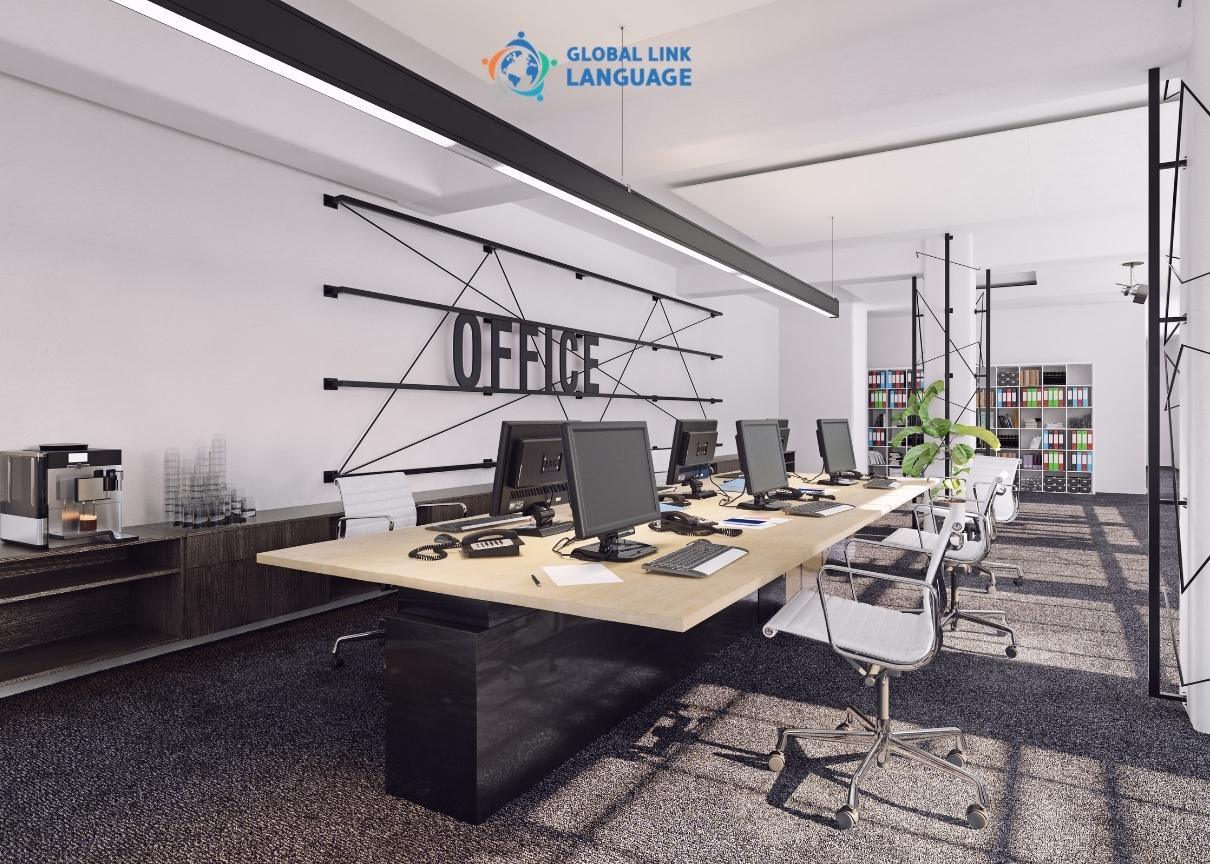 CEO nên chốt phương án thuê dựa trên những thông tin nào?